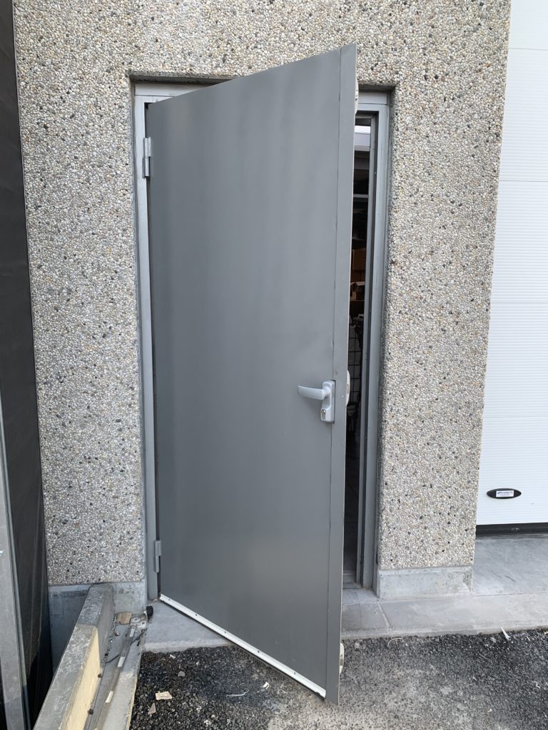 porte de service en alu sur mesure